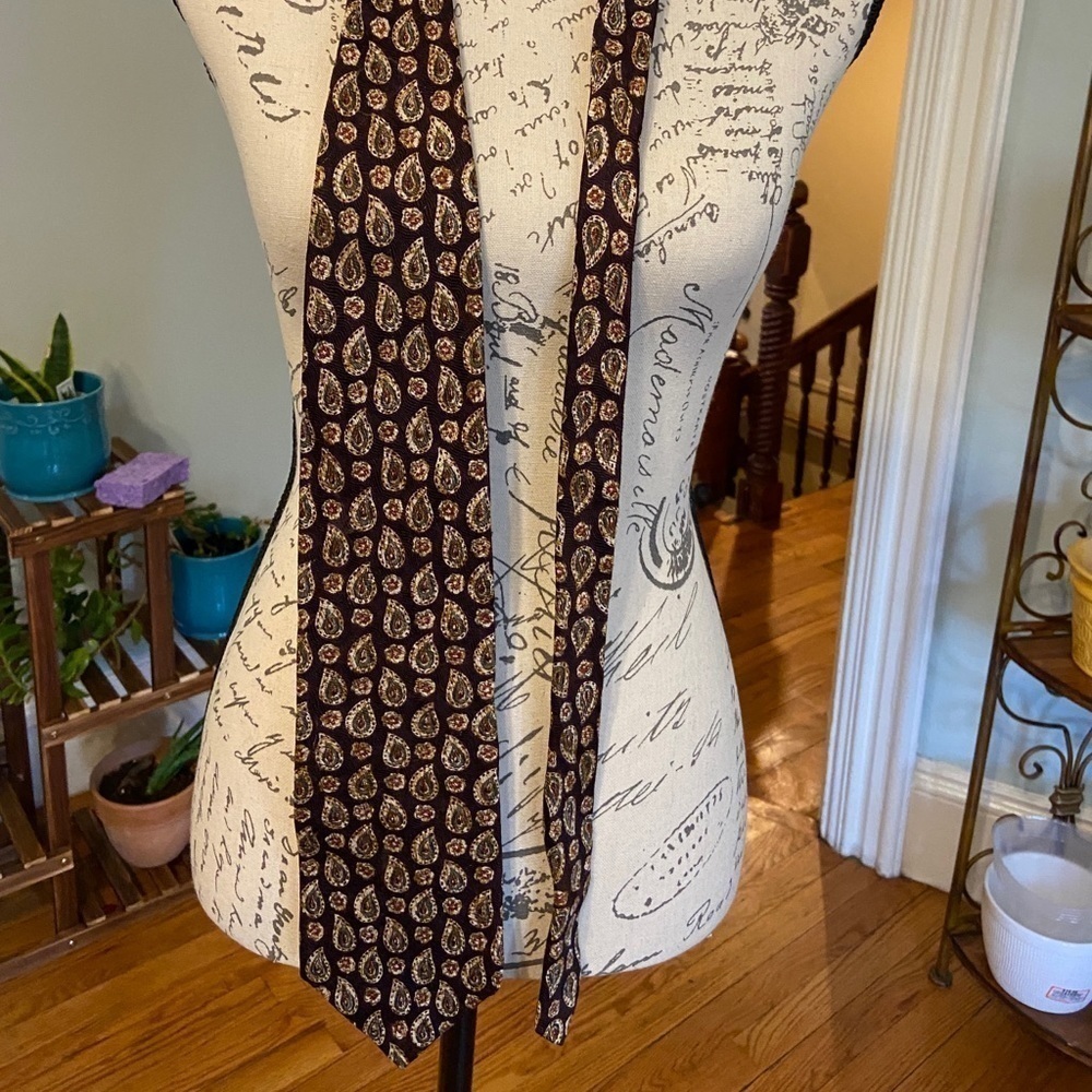 2/20, 3/25, 4/30 Vintage Silk Tie Bill Blass - Picture 1 of 3